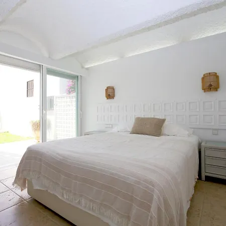 House With Direct Access And Community Pool, إِستيبونا