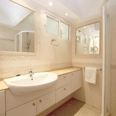 House With Direct Access And Community Pool, بيت للعطل
