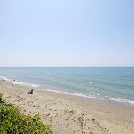 بيت للعطل House With Direct Access And Community Pool, إِستيبونا