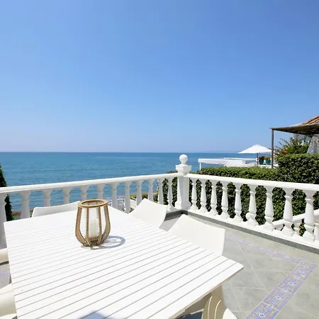 House With Direct Access And Community Pool, إِستيبونا