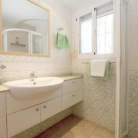 بيت للعطل House With Direct Access And Community Pool,